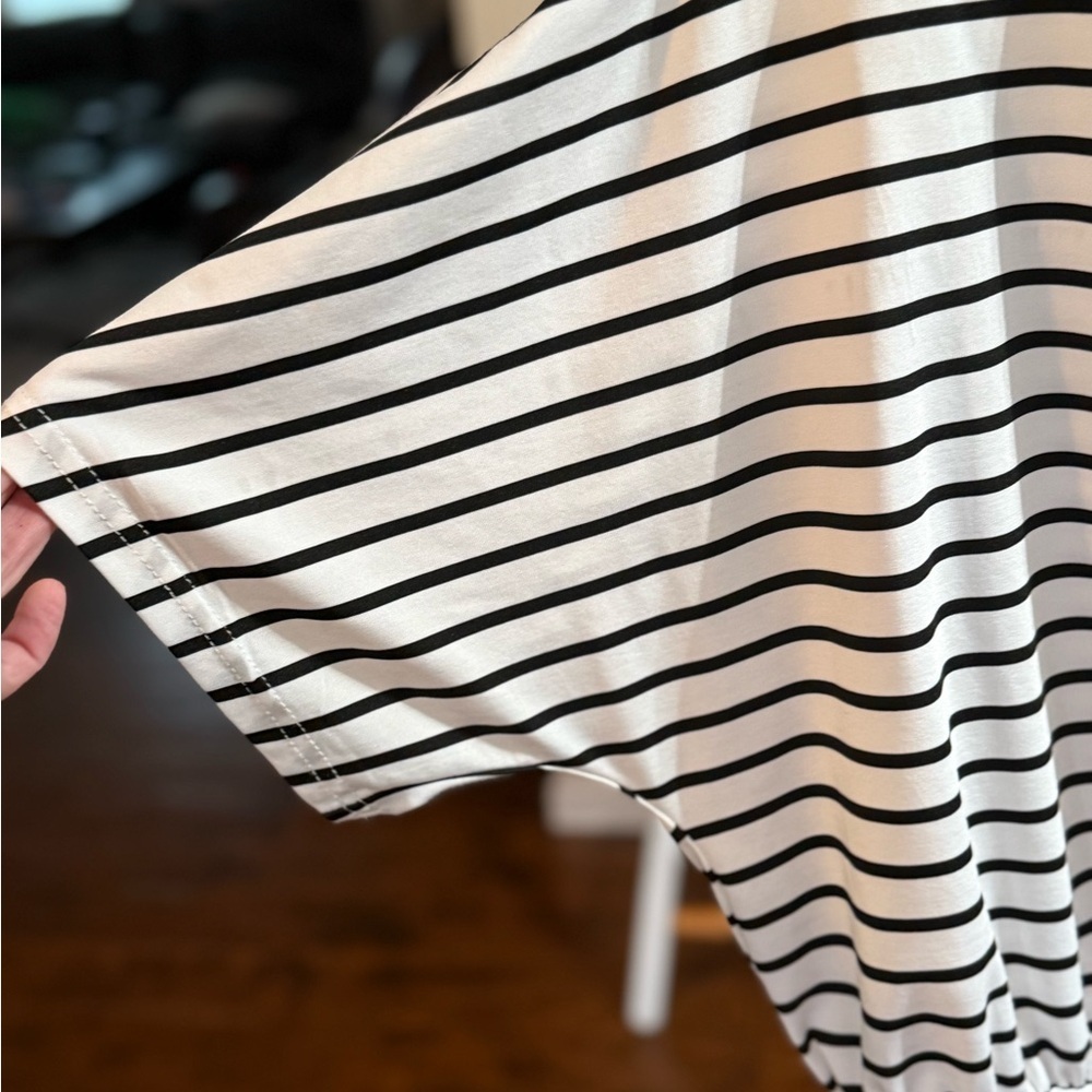 Black and White Striped Batwing Sleeve Bodysuit, Sz L (8-10) - Picture 2 of 11